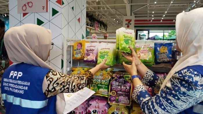 Dinas Perdagangan Provinsi Sumsel bersama Dinas Perdagangan Kota Palembang dan BPOM menyidak retail-retail yang ada di Palembang, Kamis (24/4/2025).