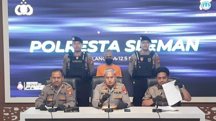 ANAK BUNUH IBU KANDUNG- Kapolresta Sleman Kombes Pol Edy Setyanto Erning Wibowo saat jumpa pers terkait kasus kekerasan yang dilakukan oleh A (48) warga Kapanewon Gamping, Kabupaten Sleman terhadap ibu kandung hingga meninggal dunia, Kamis (30/1/2025). A dengan kejamnya menyiasati perbuatannya membuang jasad ibu kandungnya sendiri di kebun kosong dekat rumahnya dan ditutupi dedaunan pada (12/1/2025)