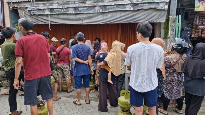 ANTRE GAS MELON- Warga Cibodas, Kota Tangerang, Banten, Senin (3/2/2025) mengantre untuk membeli gas melon atau gas 3 kilogram. Warga harus antre berjam-jam untuk mendapatkan elpiji 3 kilogram sejak pemerintah melarang warung dan pengecer menjual gas subsidi.