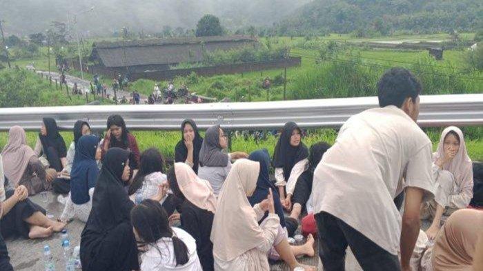 Rombongan siswa SMP IT Darul Wuran Mulia yang mengalami kecelakaan di Tol Pandaan-Malang.
