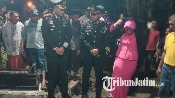 (kiri) Aipda Kiswanto, seorang polisi gugur saat bertugas mengamankan penimbun BBM ilegal yang beraksi di Kecamatan Muara Komam, Paser, Kalimantan Timur. (kanan) Kapolres Paser, AKBP Novy Adi Wibowo menerangkan terkait kronologis tewasnya salah satu anggota Polsek Batu Sopang yang hendak melakukan pemeriksaan kendaraan mobil pick up yang disinyalir mengangkut BBM Ilegal di Desa Batu Butok, Kecamatan Muara Komam saat ditemui di Mapolres Paser, Selasa (17/12/2024).