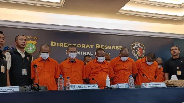 12 orang pelaku penjualan ginjal jaringan internasional yang dihadirkan dalam rilis pers di Gedung Direktorat Reserse Kriminal Umum, Kamis (20/7/2023). 12 orang itu ditangkap oleh tim gabungan Ditreskrimum Polda Metro Jaya dan Bareskrim Polri. Ada polisi terlibat dalam jual beli ginjal itu