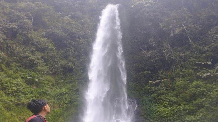 
Pengunjung saat berpose di depan Air Terjun Bungo di Desa Babatan, Kecamatan Lintang Kanan, Empat Lawang, Sumsel. 
