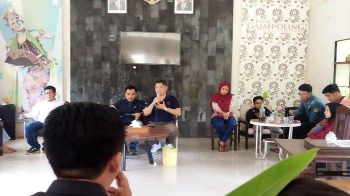 Akhir perseteruan bos warung bakso dengan karyawan yang sempat menyita perhiasan dan motor kini berdamai.