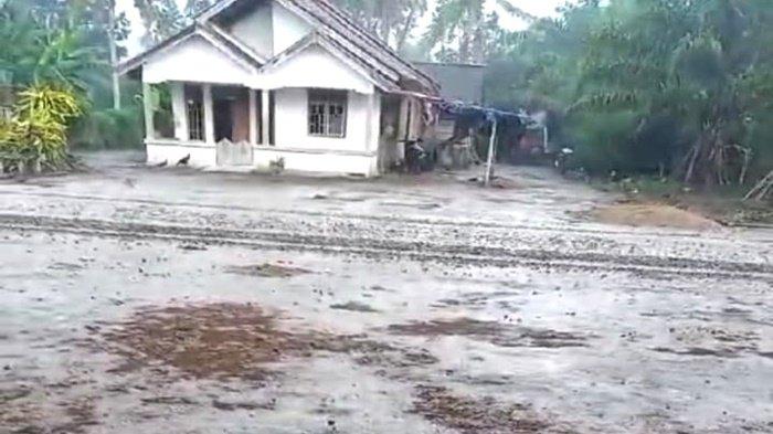 Hujan lebat mengguyur wilayah Jalur 18 dan Jalur 20 Banyuasin disambut bahagia warga, Senin (9/10/2023)