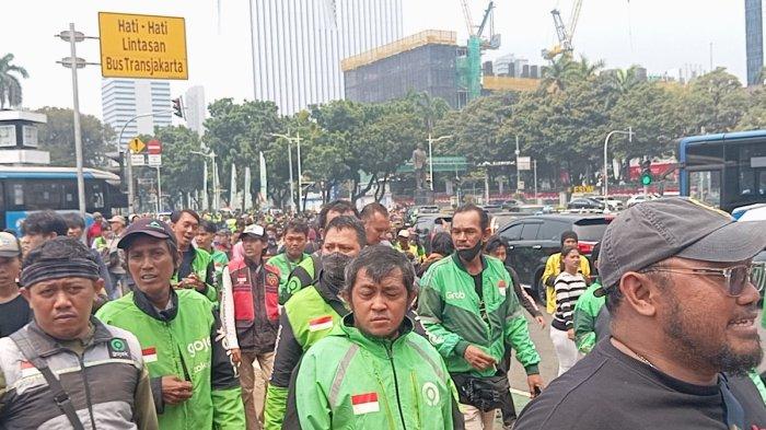 Aksi demo para ojek online (Ojol) dan kurir se-Indonesia mulai berlangsung di kawasan Patung Kuda Arjuna Wijaya, Jakarta Pusat, Kamis (29/8/2024)
