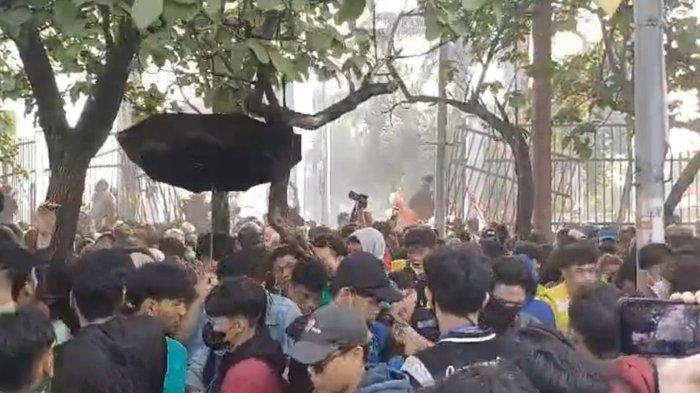 Aksi demonstrasi menolak revisi Undang-Undang Pilkada di depan Gedung DPR/MPR RI berujung ricuh.