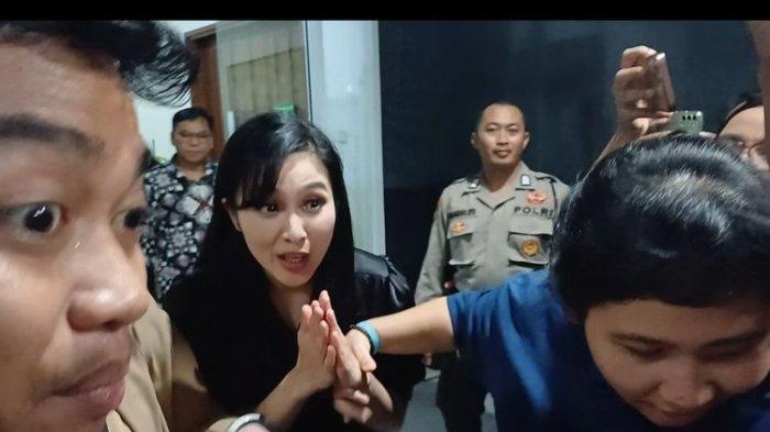 Aktris Sandra Dewi saat dihadirkan sebagai saksi dalam persidangan perkara dugaan korupsi yang menjerat suaminya, Harvey Moeis di Pengadilan Tipikor Jakarta Pusat, Kamis (10/10/2024).