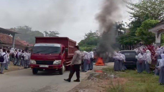 Tangkap layar video di akun Facebook Uffay Linggau Berita, yang diunggah pada Senin (19/5/2025). Aksi demo ratusan siswa SMAN Surulangun Muratara, Sumsel, yang menggelar aksi demo hingga membakar ban di jalan tersebut jadi sorotan.