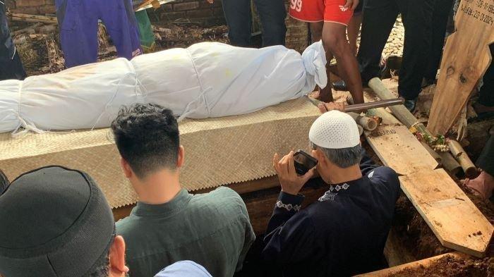 Ammar Zoni azankan ayah saat pemakaman.