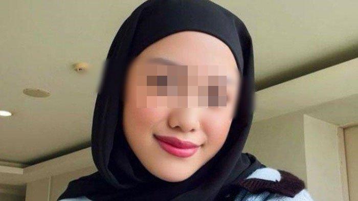 Anak Nikita Mirzani, LM  alias Lolly hadir di Polres Metro Jakarta Selatan untuk menjalani pemeriksaan sebagai saksi korban, penampilannya ceria