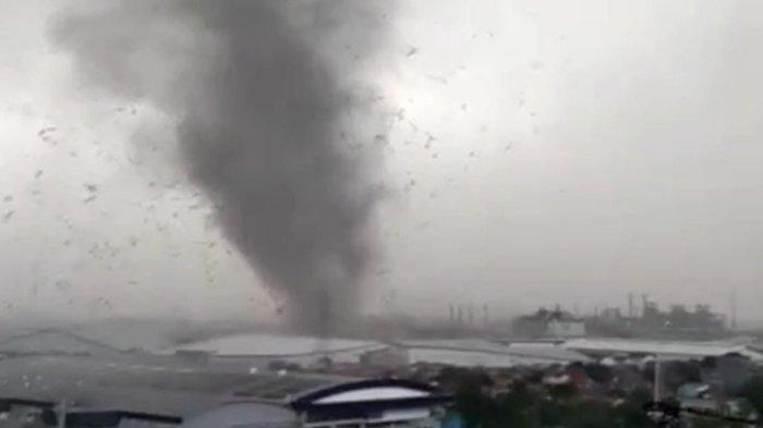 Angin puting beliung menyapu bangunan milik PT Kahatex di Jatinangor, Sumedang, Rabu (21/2/2024) sore.