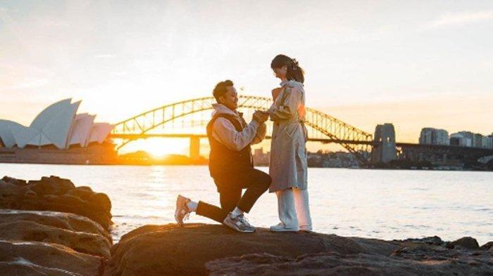 Anthony Ginting melamar Mitzi Abigail di Australia.

