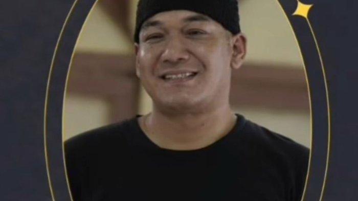 KANG GOBANG MENINGGAL - Ari Jamsari, Pemeran Gobang di Preman Pensiun meninggal. Sebelum menghembuskan napas terakhirnya, Ari sempat muntah.