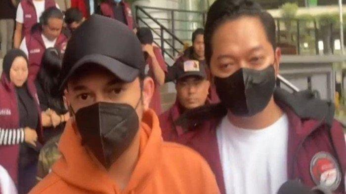 Artis Andrew Andhika dan lima temannya menjalani pemeriksaan kesehatan di Bidang Kedokteran dan Kesehatan (Biddokkes) Polres Metro Jakarta Barat, Minggu (29/9/2024) sore.