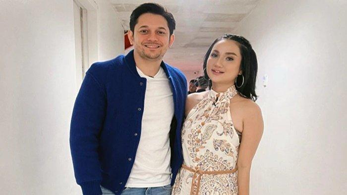 Artis Andrew Andika resmi bercerai dari Tengku Dewi Putri di PA Cibinong, Bogor, Rabu (18/12/2024). Tengku Dewi mendapatkan hak asuh anak dan nafkah