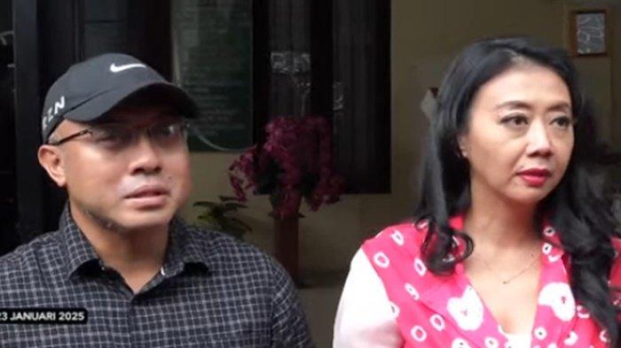 Artis Asri Welas dan Galiech Ridha setelah sidang putusan di Pengadilan Agama Depok, Jawa Barat, Kamis (23/1/2025). Galiech Ridha tak kuasa menangis