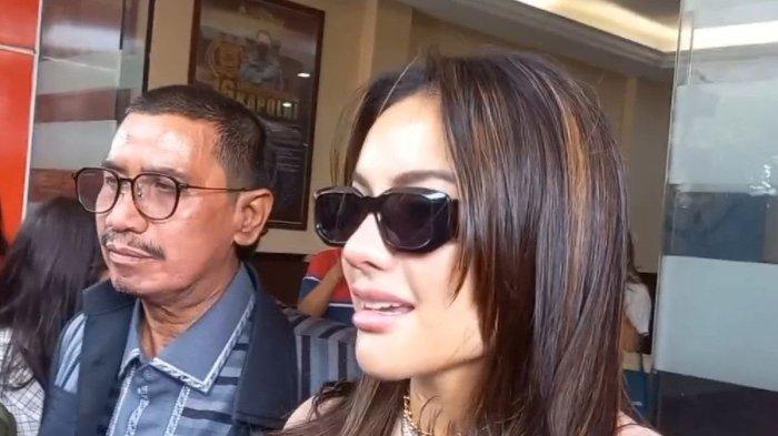 Artis Nikita Mirzani datangi Polres Metro Jakarta Selatan untuk diperiksa tambahan sebagai saksi kasus Vadel Badjideh, Rabu (30/10/2024).