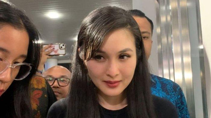 Artis Sandra Dewi usai diperiksa Kejagung sebagai saksi terkait perkara dugaan korupsi timah yang menjerat suaminya, Harvey Moeis.(KOMPAS.com/Rahel)