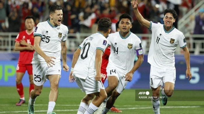 Bek Indonesia #14 Asnawi Mangkualam merayakan bersama rekan satu timnya setelah mencetak gol pertama timnya dari titik penalti pada pertandingan sepak bola Grup D Piala Asia AFC Qatar 2023 antara Vietnam dan Indonesia di Stadion Abdullah bin Khalifa di Doha pada 19 Januari 2024. KARIM