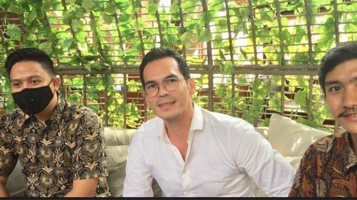 ATALARIK SYAH - Atalarik Syah bersama tim kuasa hukumnya ditemui di kawasan Pakansari, Cibinong Kabupaten Bogor, Rabu (22/7/2020). Atalarik Syah menanggapi soal masalah sengketa tanahnya dikaitkan dengan tudingan karma dari Tsania Marwa.