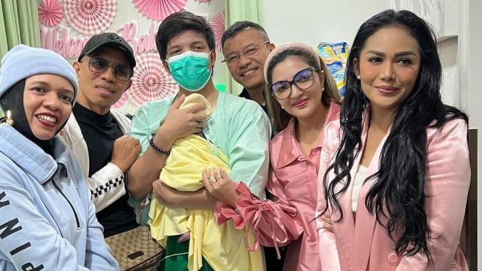 Aurel Hermansyah akhirnya melahirkan putri keduanya pada tanggal cantik pagi hari ini, Sabtu (11/11/2023).