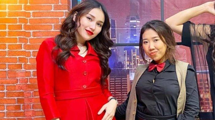 Ayu ting Ting dan Kiky Saputri. Komika Kiky Saputri menanggapi kandasnya hubungan Ayu Ting Ting dan Lettu Fardhana yang berujung batal menikah. kecuriagaan terbukti soal Rad flag