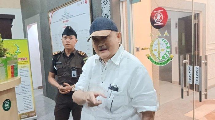 DIPERIKSA KEJATI SUMSEL -- Eks Gubernur Sumsel, Alex Noerdin Saat Diperiksa Kejati Sumsel Beberapa Waktu yang Lalu. Kini Alex Noerdin Telah Ditetapkan Kejati Sumsel Sebagai Tersangka Proyek Pembangunan Pasar Cinde.