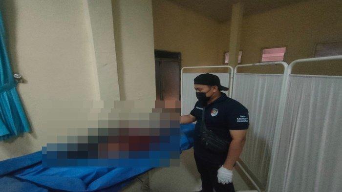 Petugas INAFIS Polres Ogan Ilir mengidentifikasi mayat ditemukan dalam kondisi mengenaskan di jalan lintas Palembang-Indralaya, Kecamatan Indralaya Utara, Ogan Ilir,  Sabtu (7/10/2023) malam.