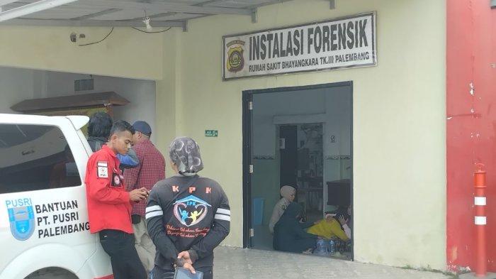 Suasana di depan kamar jenazah Rumah Sakit Bhayangkara Moh Hasan Palembang