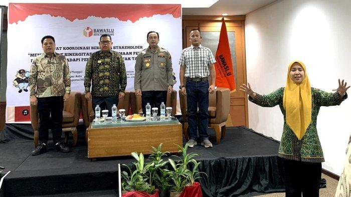Badan Pengawas Pemilihan Umum (Bawaslu) Kota Palembang menggelar rapat koordinasi bersama stakeholder dengan tema 