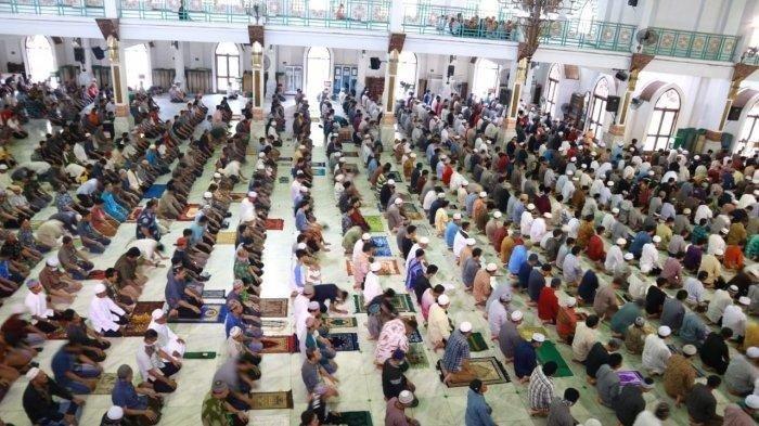 Bagi pria umat muslim diwajibkan untuk melaksanakan salat jumat berjamaah.