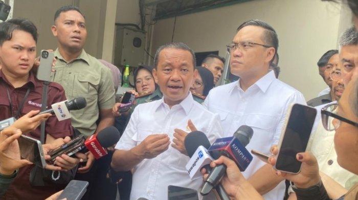 MENTERI ESDM - Bahlil Lahadalia saat ditemui di pangkalan elpiji di Kemanggisan, Palmerah, Jakarta Barat, Selasa (4/2/2025) menjelaskan soal syarat membeli LPG 3 kg di sub pangkalan.