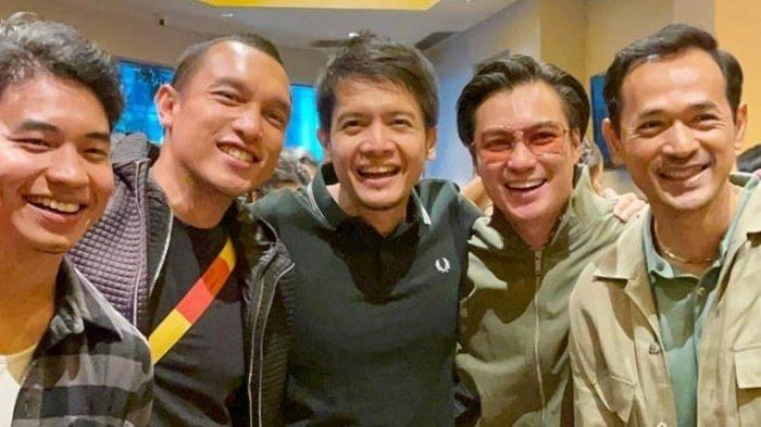 (tengah) Dimas Seto dan Baim Wong. Baim angkat bicara terkait tuduhan yang mengarah kepada aktor Dimas Seto yang dituding sebagai selingkuhan Paula Verhoeven, tegas membantah