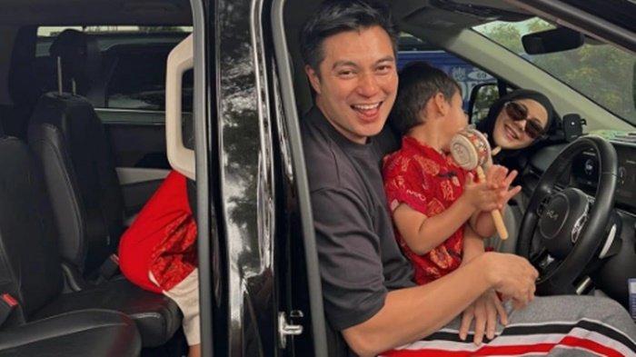 KLARIFIKASI BAIM WONG - Potret Baim Wong dan Paula Verhoeven ajak Kiano dan Kenzo jalan-jalan pada (14/2/2025). Baim Wong angkat bicara usai ramai banjir hujatan buntut curhatan Paula Verhoeven soal perubahan sikap kedua putranya, Menurutnya ia tidak seperti itu