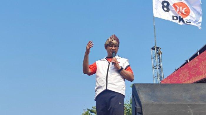 Bakal Calon Presiden RI Anies Rasyid Baswedan menyapa masyarakat Kota Palembang dalam acara Senam Sehat Bareng PKS di Benteng Kuto Besak Palembang, Minggu (10/9/2023).