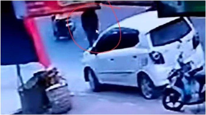 Bandit pecah kaca di Ogan Komering Ulu Selatan mencuri uang  ratusan juta rupiah di mobil bendahara Dispora OKUS. Tampak terlihat dalam kamera CCTV.