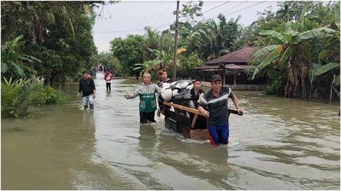 Banjir di Musi Rawas Sumsel merendam akses jalan utama penghubung antara Kecamatan Tuah Negeri dan Kecamatan Sukakarya, tinggi air ada yang mencapai satu meter, Rabu (10/1/2024).