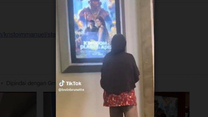 Baru-baru ini viral sebuah video rombongan wanita muda menertawakan seorang ibu-ibu yang melihat poster di bioskop, kini dipecat dari pekerjaannya
