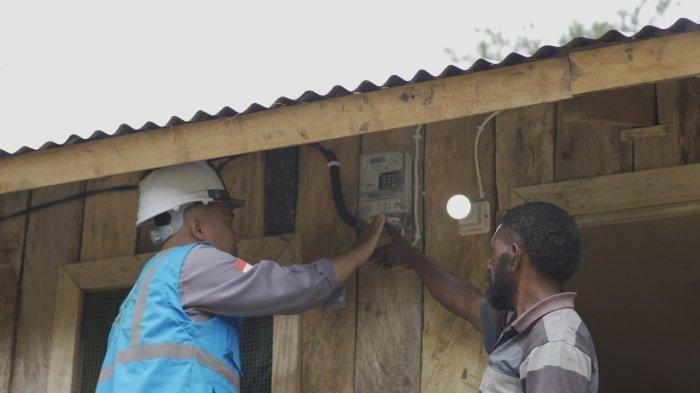 LISTRIK - Petugas PLN Saat Memberikan Penjelasan Kepada Pelanggan Soal Meteran Listrik. Batas Maksimal Pembelian Token LIstrik Saat Diskon 50 Persen, 1.300 VA Maksimal Rp 676 Ribu