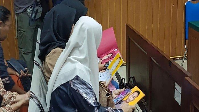 Para keluarga membawa foto tiga polisi yang mati ditembak TNI saat bertugas menggerebek judi sabung ayam di Way Kanan, Lampung, Senin (17/3/2025).
