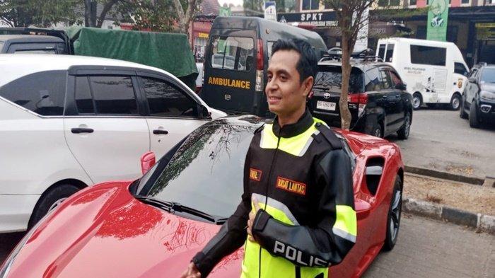 SRIPOKU/ANDYKA WIJAYA
Polisi kini menyita mobil Ferrari milik suami owner Daviena Skincare dan bakal mendalami keterangannya terkait siapa pengemudi mobil saat aksi diduga balap liar berlangsung.