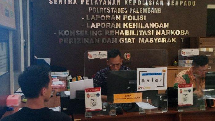 Korban saat membuat laporan ke Polrestabes Palembang.