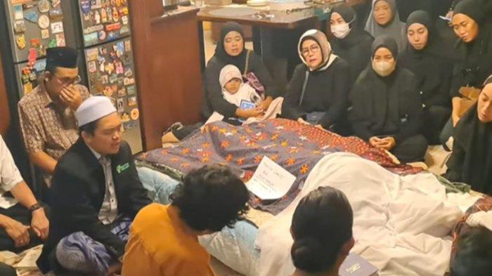 Bella Fawzi tak kuasa menahan tangisnya dampingi jenazah sang ibu, Marissa Haque di rumah duka.