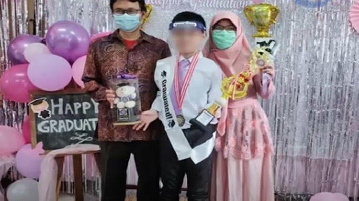 Beredar foto MAS dan kedua orangtuanya saat wisudah sekolah. rdasarkan kesaksian kepala sekolah dan dua guru lainnya, pelaku MAS tergolong siswa berkelakuan baik dan ramah. siswa yang berprestasi di sekolah