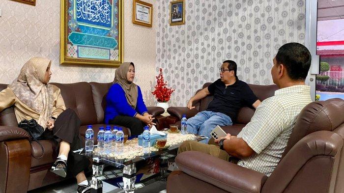 H SN Prana Putra Sohe Anggota DPR RI Komisi XIII Fraksi Partai Kebangkitan Bangsa (tengah) mengunjungi Novi (34) wanita asal Kabupaten Muratara yang divonis14 bulan penjara di Lapas Kelas IIA Lubuklinggau.