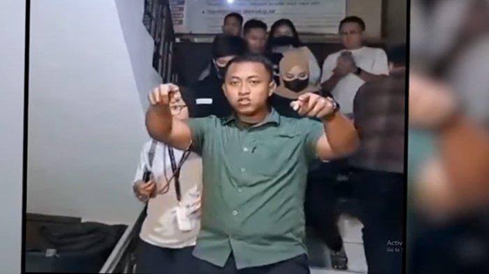 Bodyguard atau pengawal Atta Halilintar angkat bicara usai dirinya viral diduga mengancam para wartawan. Sampaikan permintaan maaf ngaku reflek