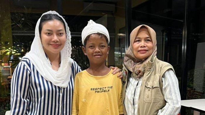 KISAH ADNAN - Bupati Brebes, Paramitha Widya Kusuma (kiri) menjemput Adnan (15) bocah putus sekolah yang mengayuh sepeda ratusan kilometer menuju Kabupaten Subang hendak menemui Gubernur Jawa Barat Dedi Mulyadi, Selasa (10/6/2025) dini hari.