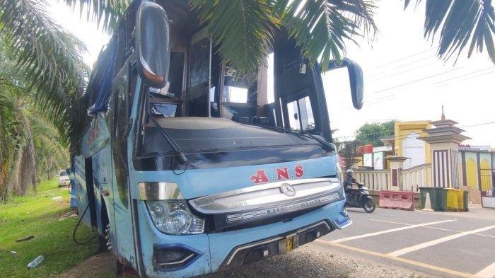 KECELAKAAN BUS MUDIK. Bus pemudik alami kecelakaan tunggal di Batanghari pada Kamis dini hari (27/3/2025). Merenggut nyawa ibu dan anaknya, dalam perjalanan dari Padang