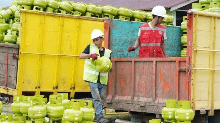 CARA BELI LPG 3 KG- Ilustrasi Petugas Pertamina Angkut LPG 3 KG. Wakil Menteri Energi dan Sumber Daya Mineral (ESDM) Yuliot Tanjung ungkap masyarakat bisa membeli elpiji 3 kg langsung dari pangkalan resmi Pertamina